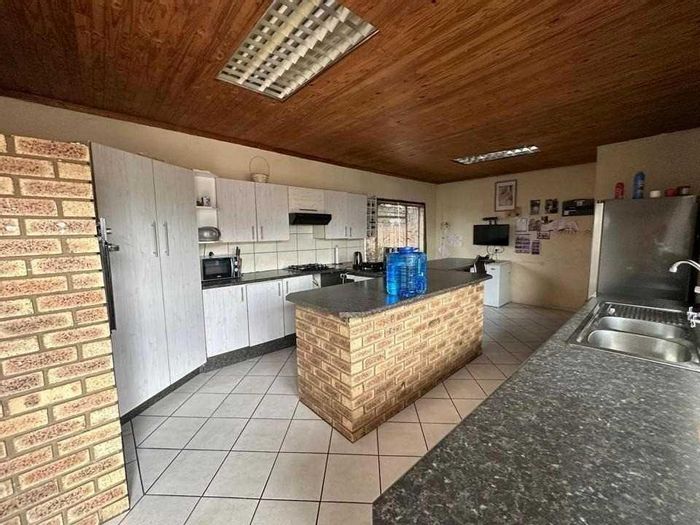 House For Sale in General Alberts Park: 3 beds, flatlet, double garage, secure.