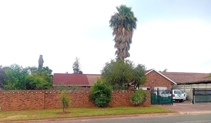 3-Bedroom House To Rent in Klippoortje with spacious yard and secure access.