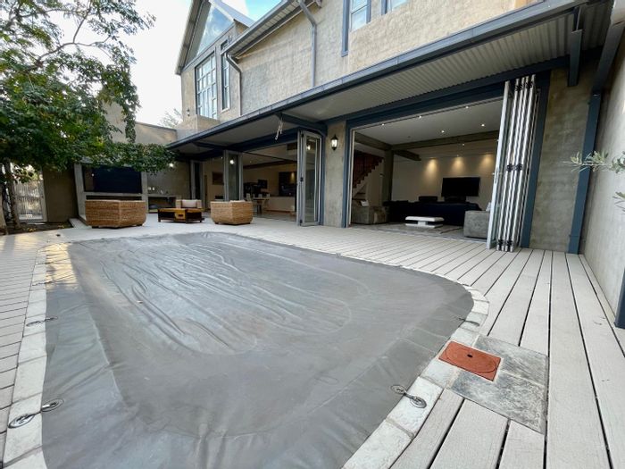 Elisenheim House For Sale: 3 en suite bedrooms, pool, study nook, double garage.