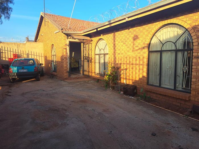 Property #2154446, House for sale in Lenasia