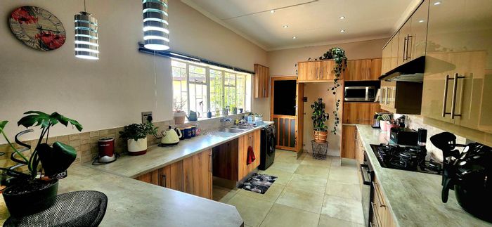 For Sale: House in Academia with pool, BBQ area, guest flat, and security.