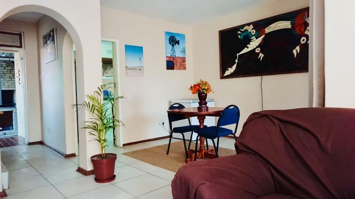 Vryheid Central Apartment For Sale: 3 Bedrooms, garage, entertainment area, reliable water supply.