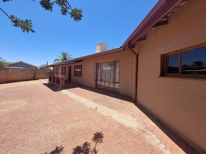 For Sale: Pioniers Park house with 3-bedroom flat, double garage, and entertainment area.