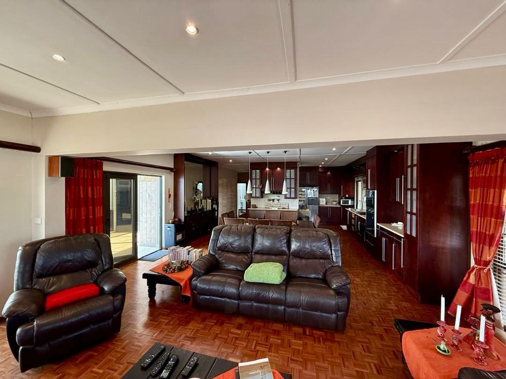 Open-plan kitchen, lounge and dining room