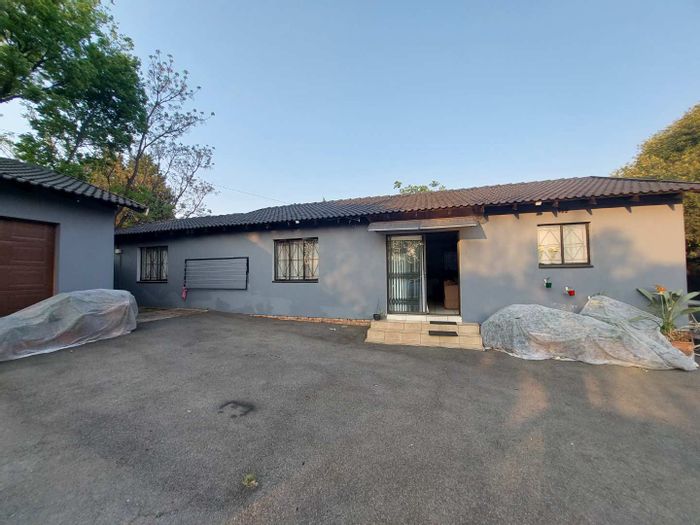 Cottage To Rent in Brackenhurst Ext 1: 2 beds, business potential, secure parking.