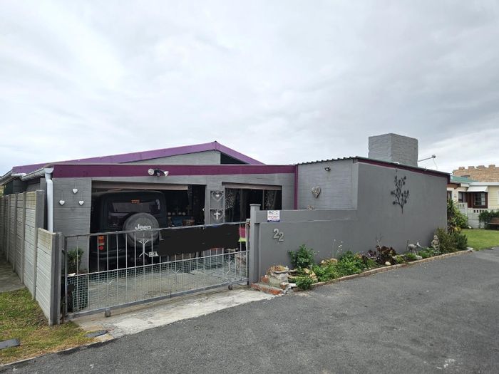 Pearly Beach House For Sale: 2 Bedrooms, indoor braai, steps from the beach.