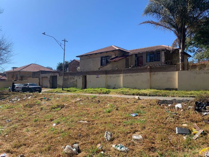 Versatile 2/3-bedroom house with cottage, pool, and prime Rosettenville location for sale.