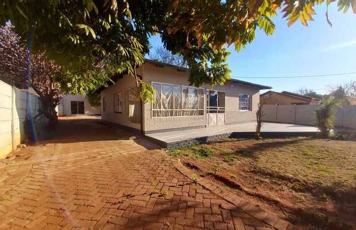 Claremont House For Sale: 3 bedrooms, flatlet, spacious yard, secure parking.