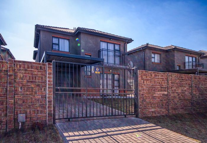 For Sale: House in Leopard's Rest Security Estate with 3 bedrooms, open-plan living.