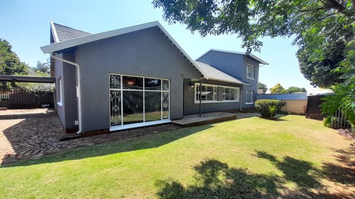 Versatile Birchleigh house with dual living, large loft, and ample parking. For Sale.