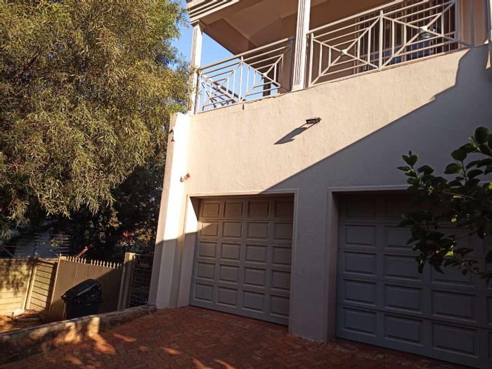 Three-bedroom house to rent in Waterkloof Glen with garden, balcony, and security.