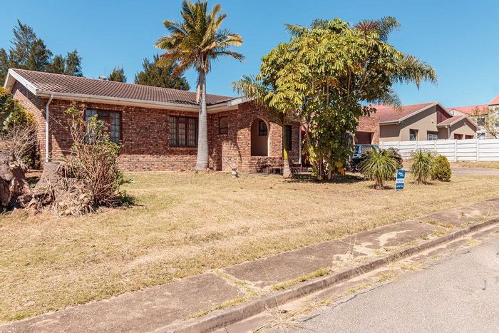 House for Sale in Winterhoek Park: 3 Bedrooms, 2 Bathrooms, Double Garage, Large Garden.