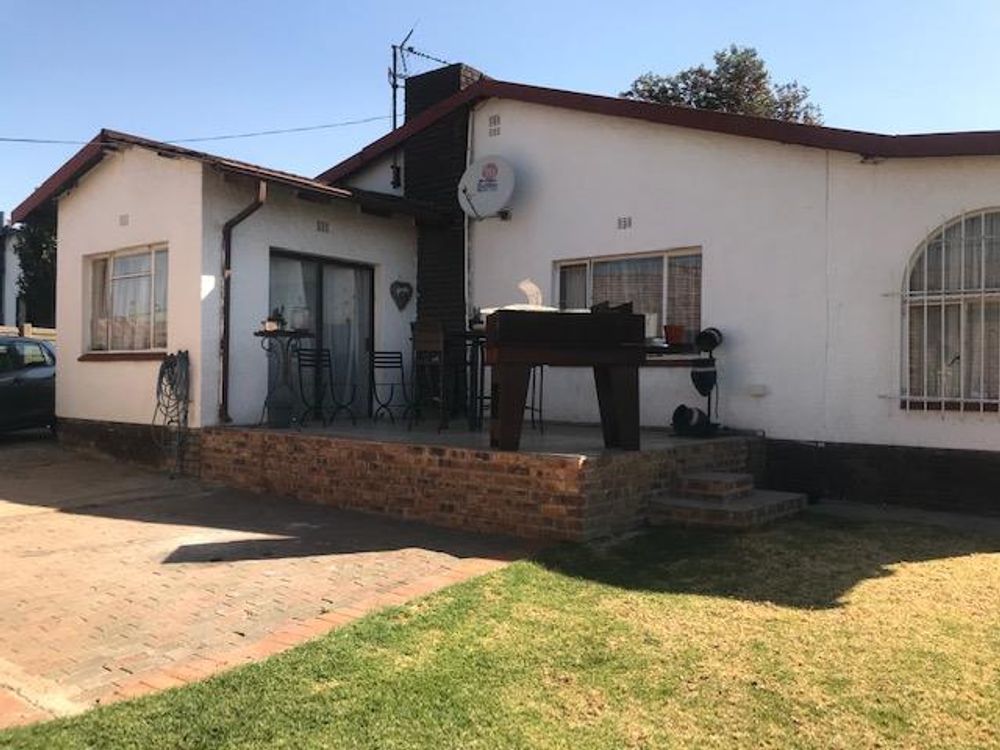 BRAAI  AREA  AT BACK OF HOUSE