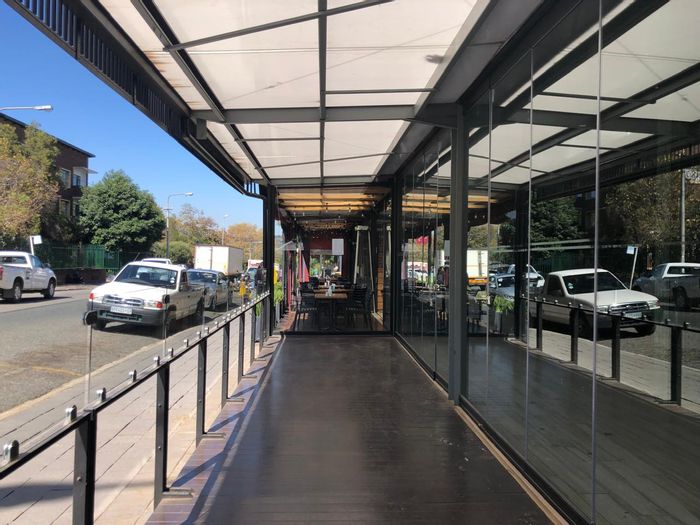 Prime retail space to rent in Parktown North, ideal for restaurants.