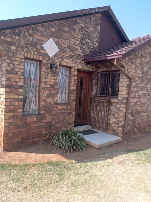 Spruitview House For Sale: 3 Bedrooms, Kitchen, Dining, Secure with Amenities Nearby.