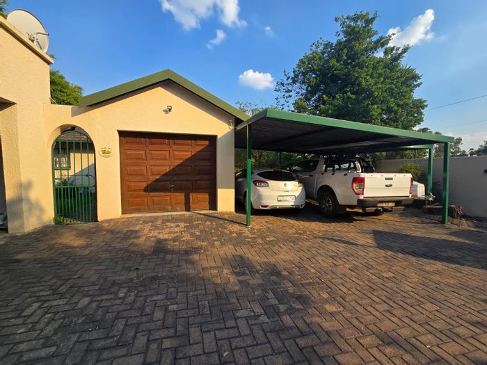 Fairleads Cottage To Rent: 2 beds, 2 baths, garden, pet-friendly, garage.