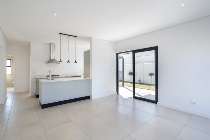 For Sale: House in Paarl Valleij Lifestyle Estate with inverter, green spaces, and security.