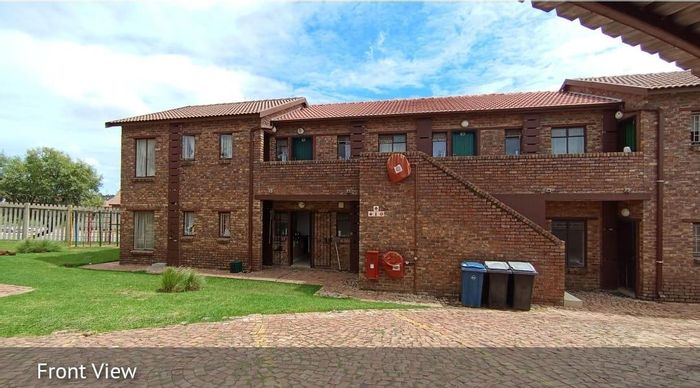 Olievenhoutbosch Apartment For Sale: 2 Bedrooms, secure complex, near amenities.