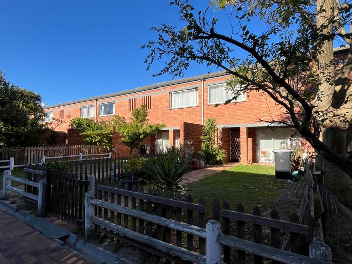 Property #2249008, Townhouse for sale in Milnerton Central