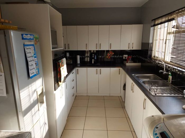 Property #2263679, Townhouse for sale in Walvis Bay Central