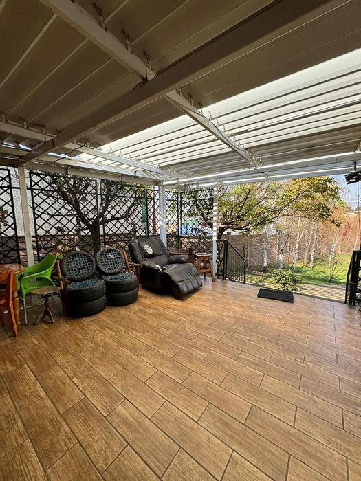 Rothdene House To Rent: 3 Bedrooms, Riverfront, Secure Entry, Spacious Deck.