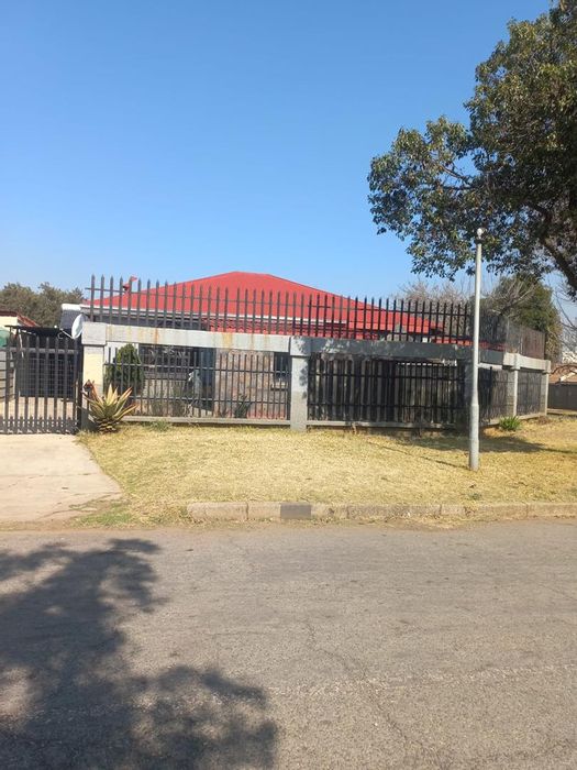 For Sale: House in Boksburg South with 3 beds, study, granny flat, carport.