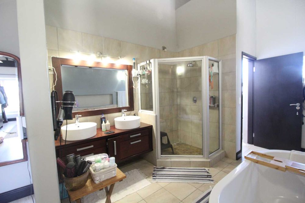 main en suite - main house