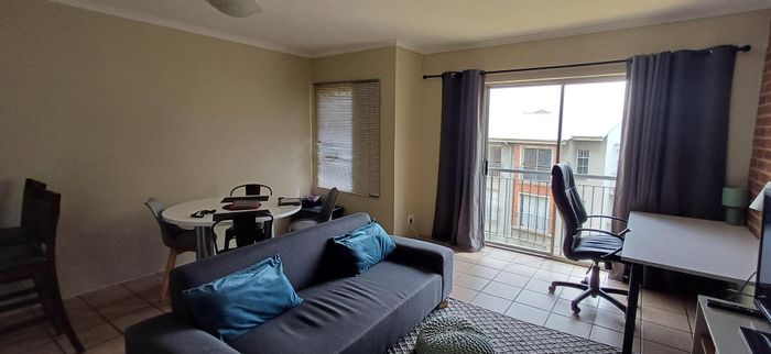 Parktown Apartment To Rent: 2 Bedrooms, secure parking, pool, and braai area.