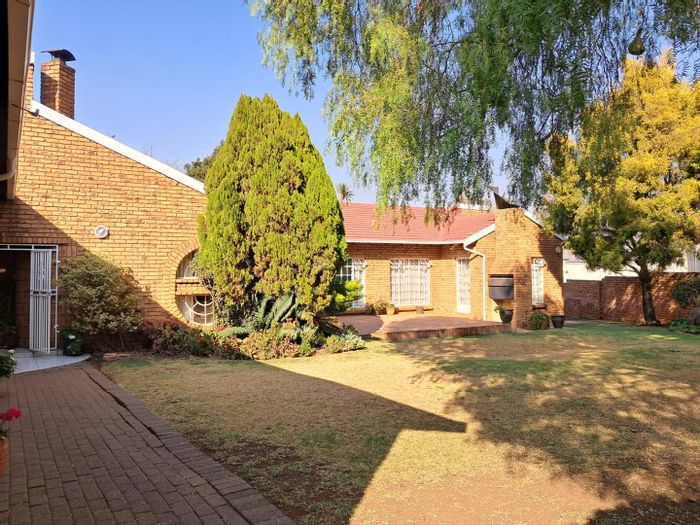 For Sale: Meyersdal House with 5 bedrooms, study, large garden, and security features.