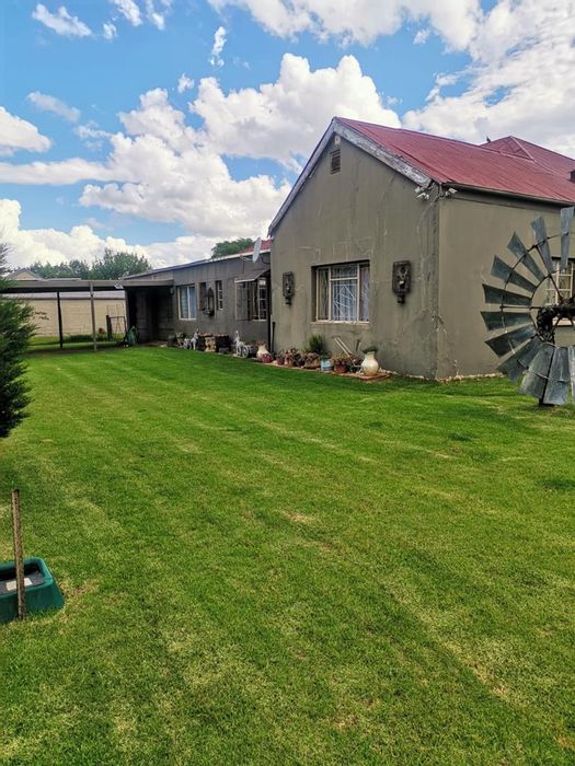 For Sale: Spacious 4-bedroom house in Memel Central with large yard and carport.