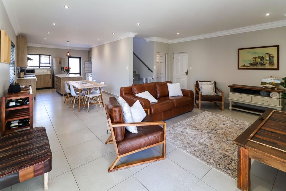 Open plan lounge, dining area and kitchen