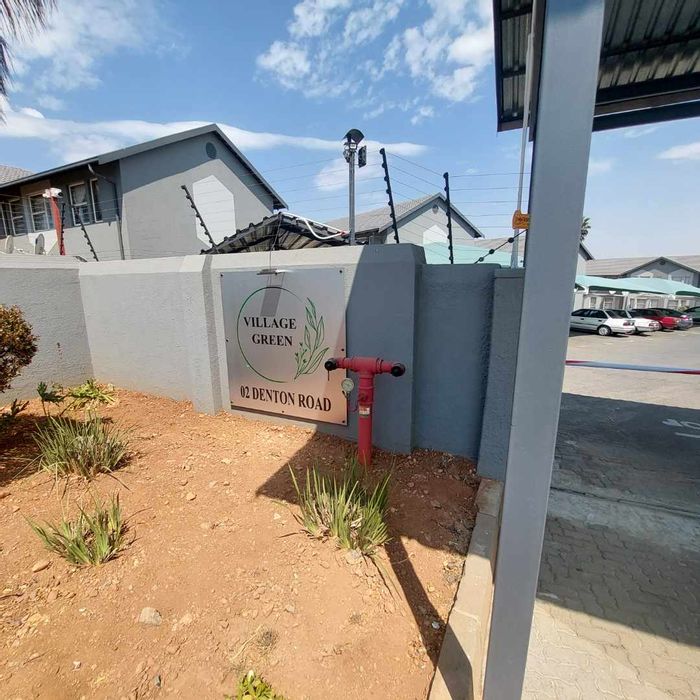 For Sale: Townhouse in Ridgeway with pool, clubhouse, and 24-hour security.