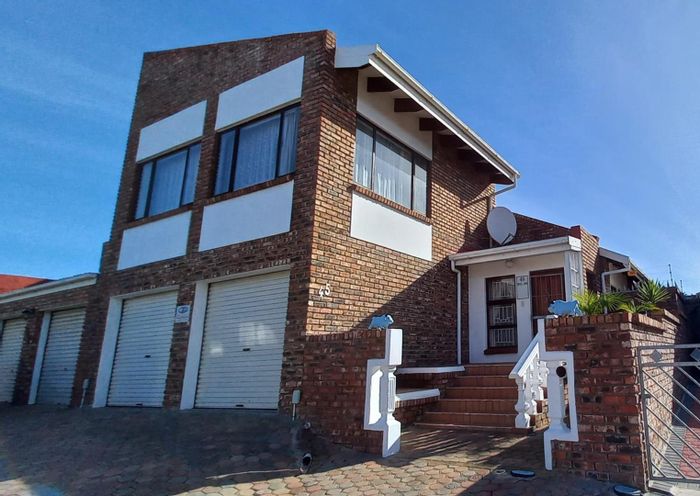 Townhouse For Sale in Hartenbos Central: 3 beds, secure complex, near beach.