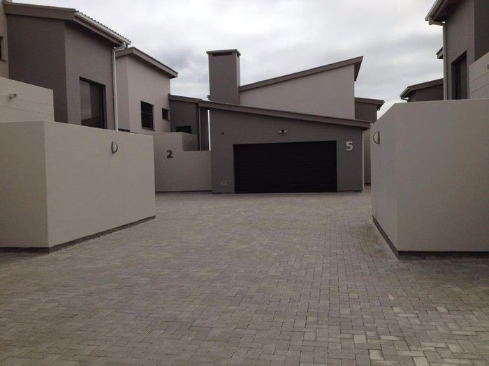 Property #910100, Townhouse for sale in Fairways Estate