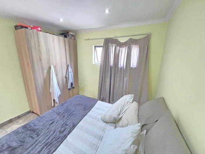 House for Sale in Florentia: 3 Bedrooms, Pool, Two Income-Generating Cottages.