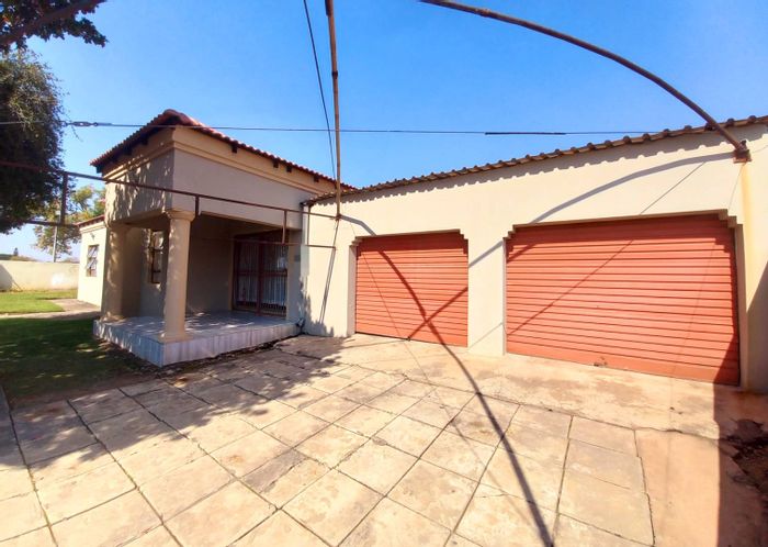 For Sale: Spacious 4-bedroom house with flatlet, double garage, and garden in West Park.