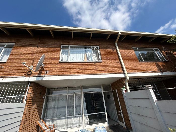 For Sale: Apartment in Proclamation Hill, 3 beds, near transport and shopping.