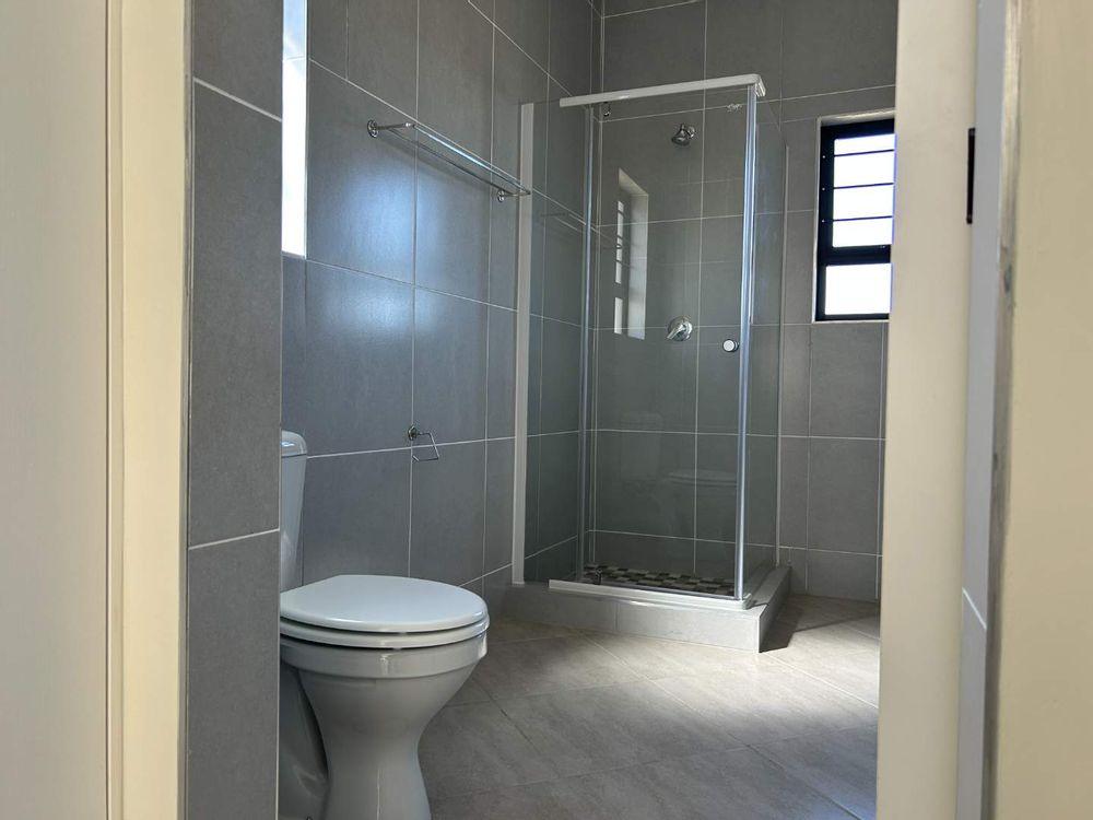 Main bedroom ensuite bathroom.