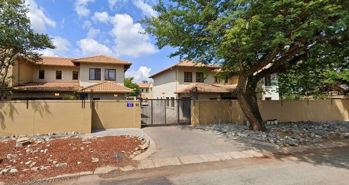 5-Bedroom House in Menlo Park To Rent with Private Yard and Double Garage.