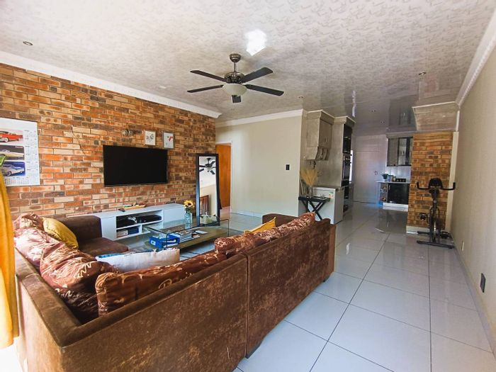 Navalsig Townhouse For Sale: Open-plan living, courtyard, garage, built-in braai.