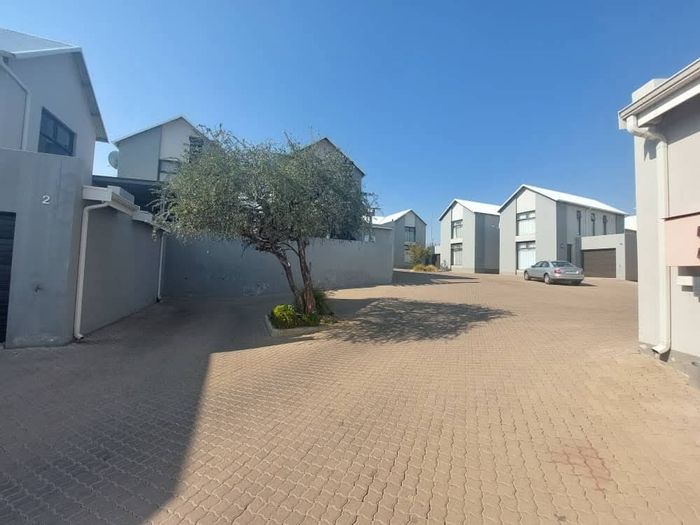 Property #2425923, Townhouse For Sale in Elisenheim