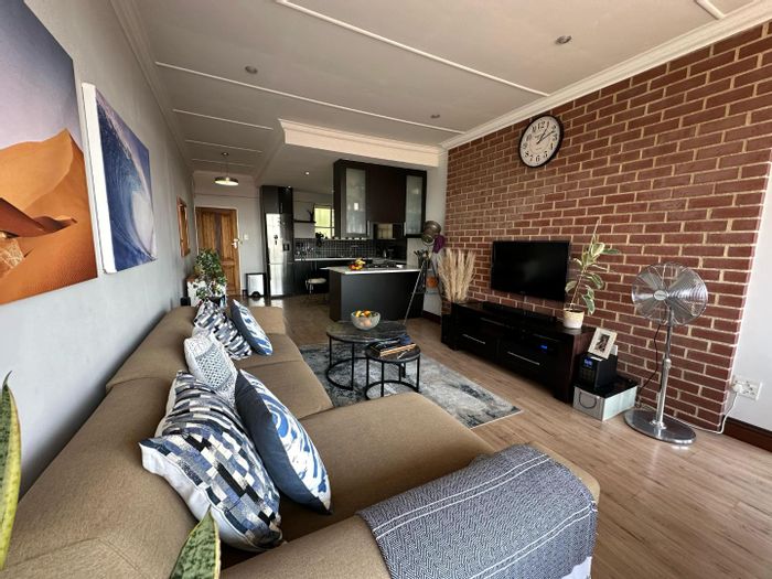 Hurlpark Apartment To Rent: Furnished, equipped, secure, near shopping and Sandton CBD.