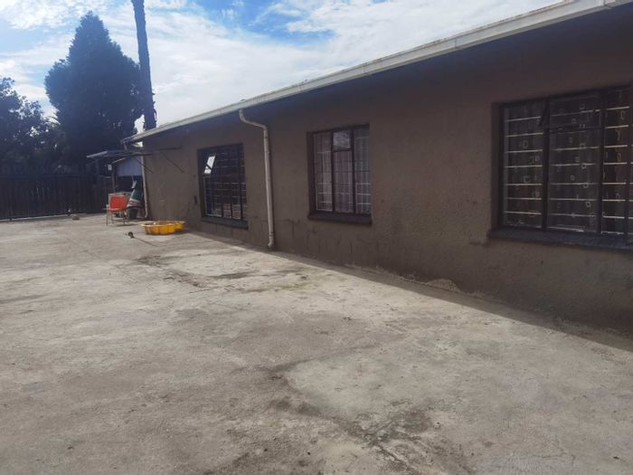 For Sale: Spacious 4-Bedroom House in Kempton Park West with Double Garage.