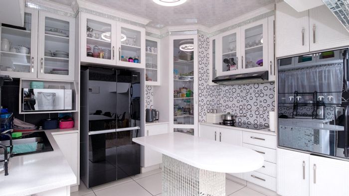 For Sale: Townhouse in Benoni Central with 3 bedrooms, garage, pool access.