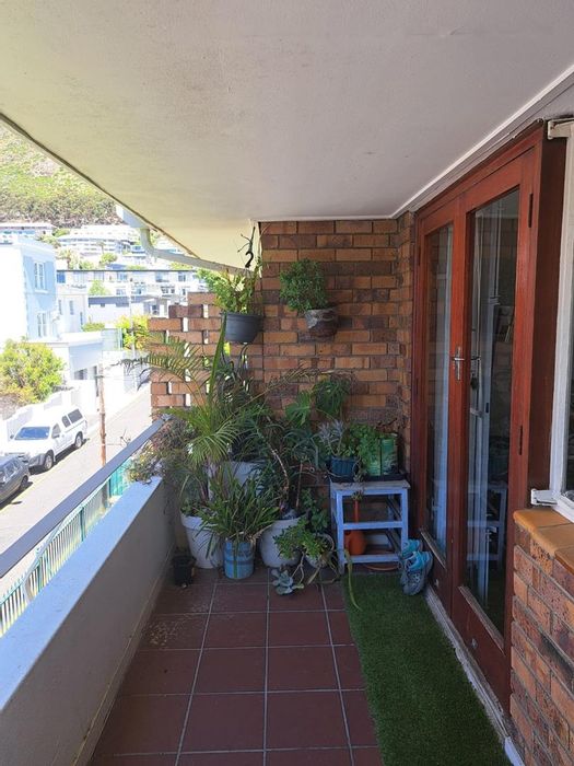 Sea Point Apartment To Rent: 1-bed, balcony, close to shops and transport.