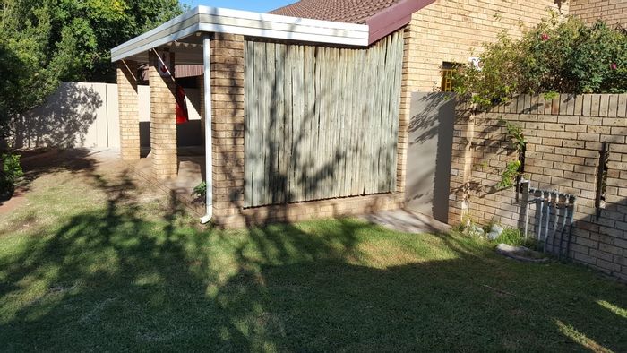 Fichardt Park House To Rent: 2 Bedrooms, private garden, close to amenities.
