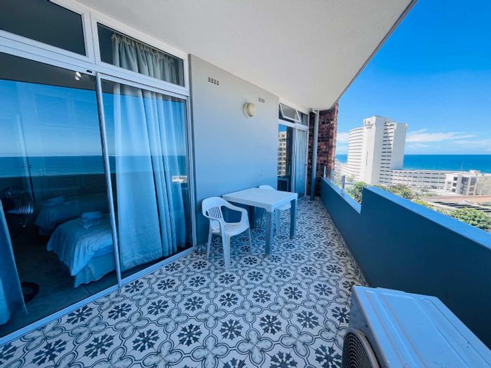 Umhlanga Central Apartment To Rent: 3 beds, ocean views, pool, beach access.