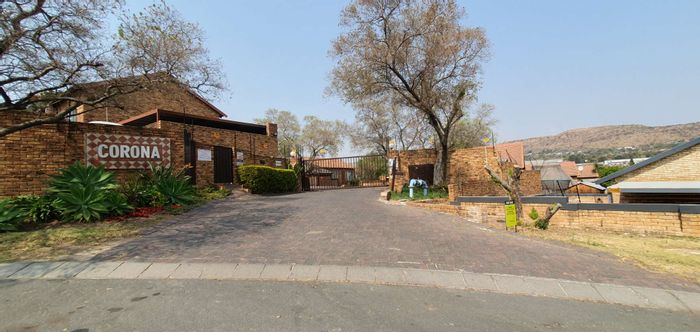 Townhouse To Rent in Wilgeheuwel: Open plan living, garden, secure complex, pet-friendly.