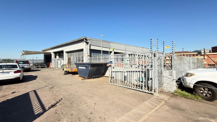 Industrial warehouse in Westmead to rent with parking, office space, and yard access.