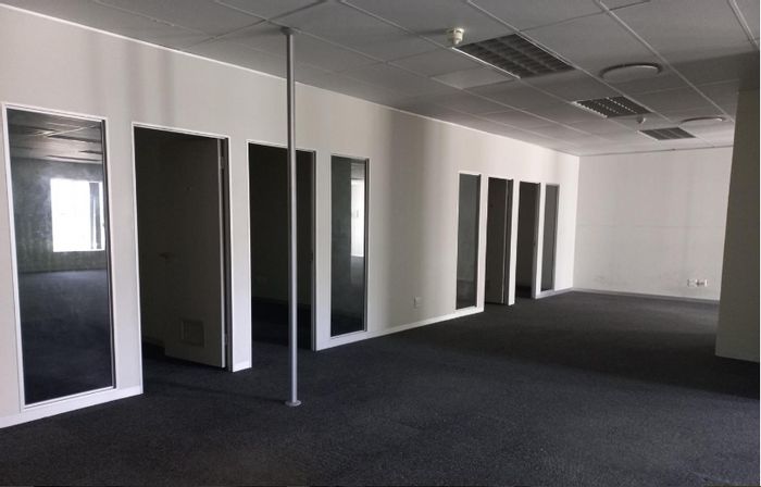 Spacious office in Walmer Heights with meeting rooms, parking, and secure access. To Rent.